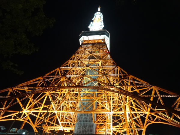 ライトアップされた東京タワーの真下から