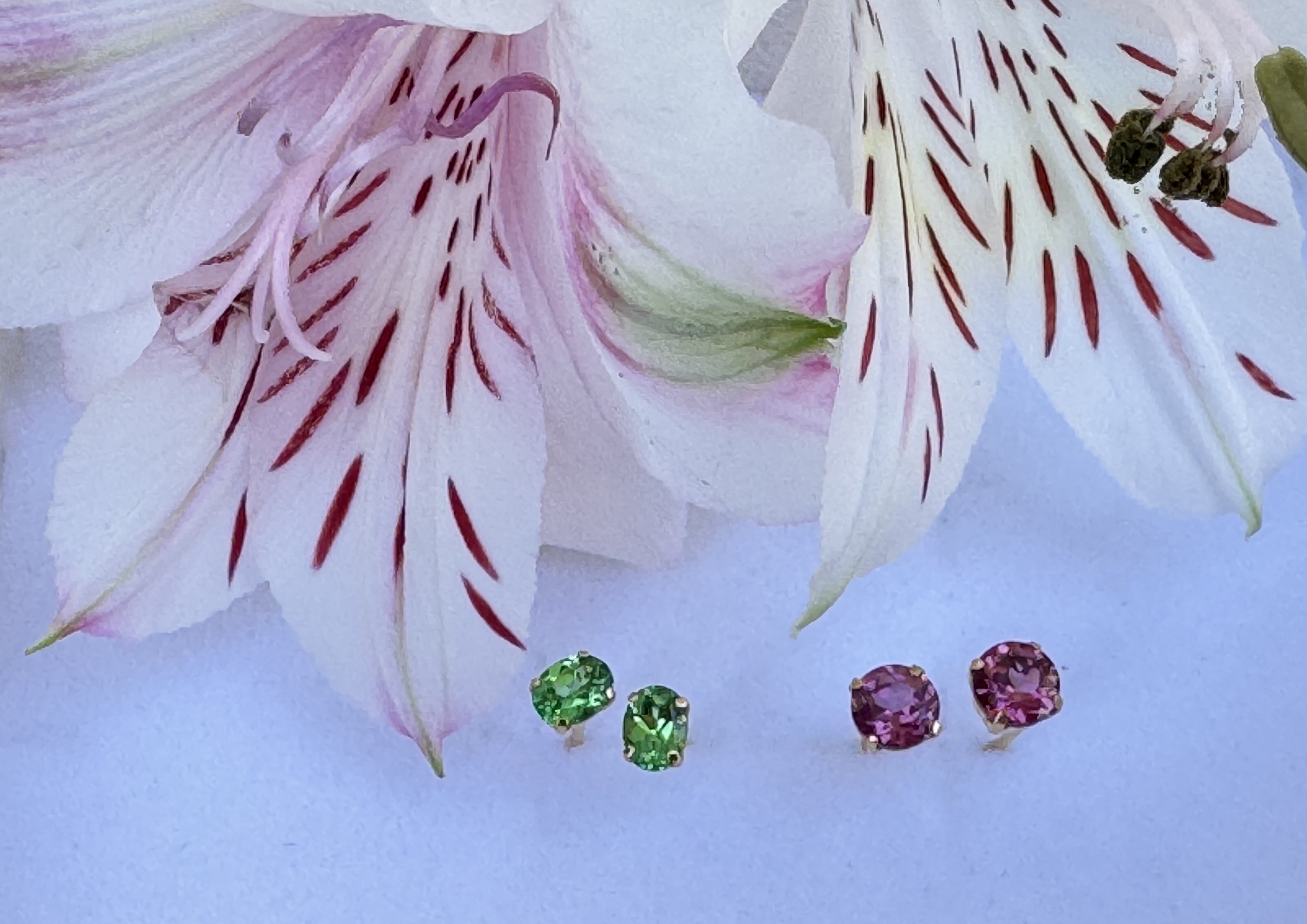 K18ツァボライトグリーンガーネットピアスとK18WGガーネットピアス